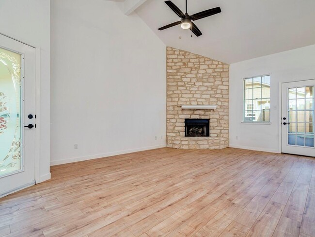 Foto del edificio - 6501 Brush Country Rd
