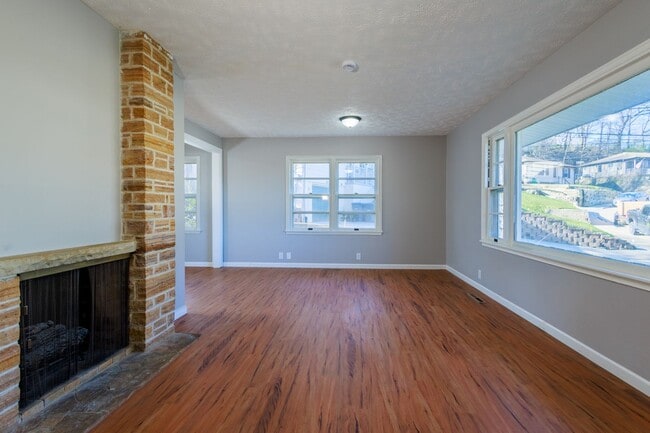 Building Photo - Gorgeous 4 bed 2 bath single-family home i...