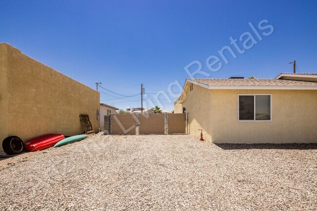 Foto del edificio - CENTRALLY LOCATED WITH LARGE YARD