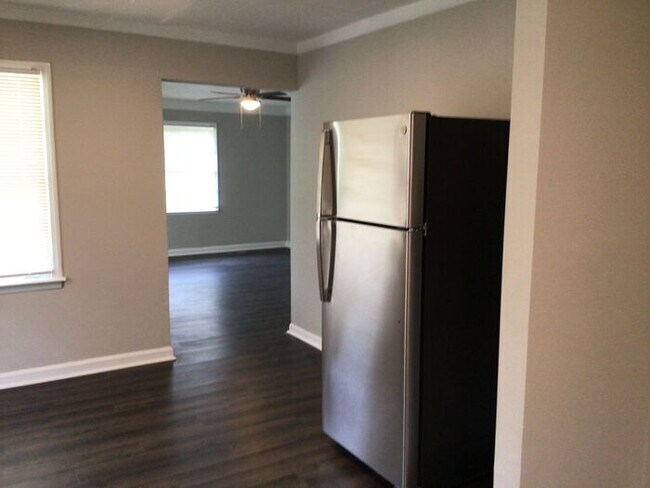 Building Photo - 2093 Knightsbridge Rd
