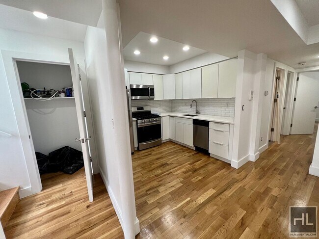 Foto del edificio - 2BR 1BA Townhouse Private Garden & In-Unit Laundry on Ocean Hill Bushwick Border