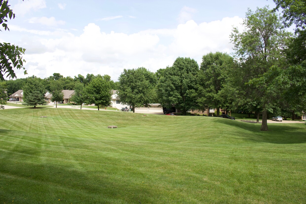 park-like setting - 2710 E Washington St