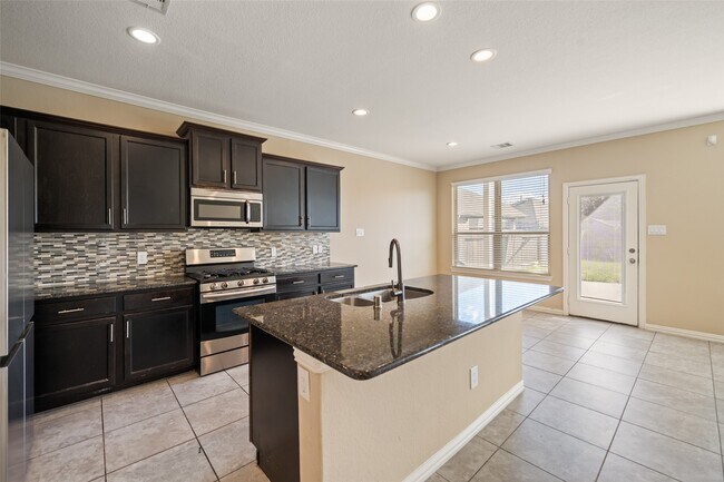 Building Photo - 667 Oak Cir Dr E