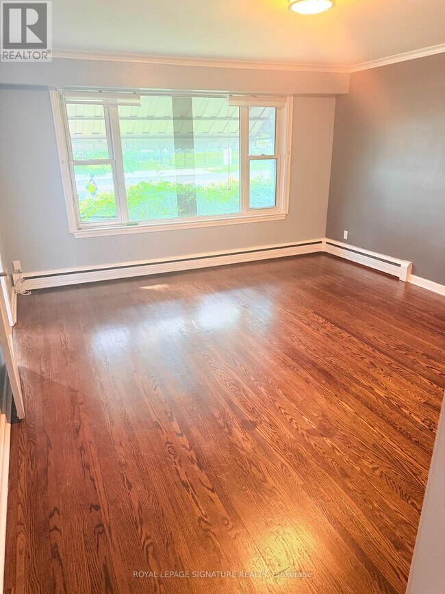 Photo du bâtiment - 1467A Birchmount Rd