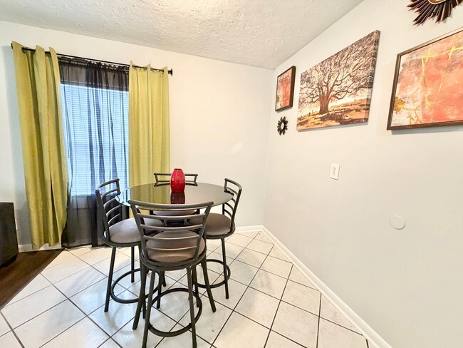 Building Photo - Home near downtown Savannah, Ga!! large fenced in backyard!!