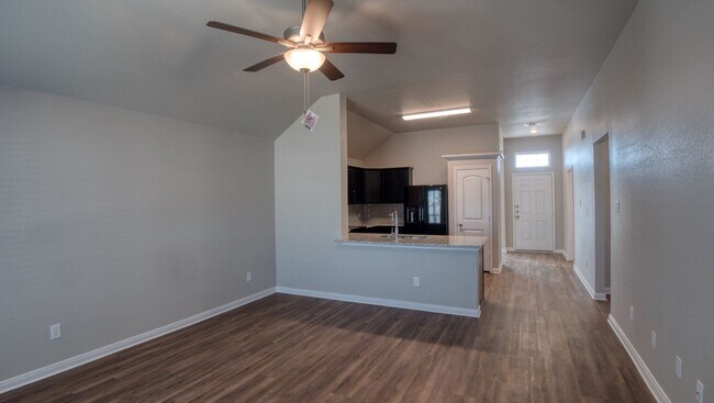 Building Photo - 607 Fallbrook Dr