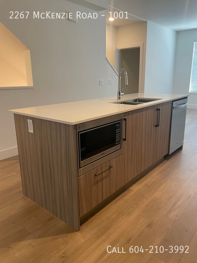 Photo du bâtiment - 3 Bedroom Townhouse in McKenzie Mews!