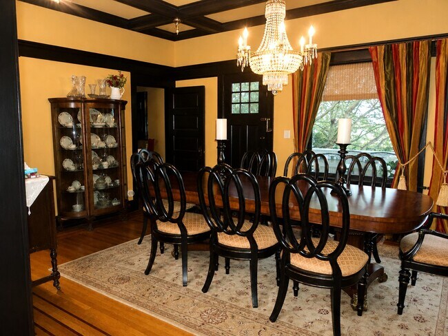 Comedor formal con techos de vigas a la vista. - 528 18th Ave E