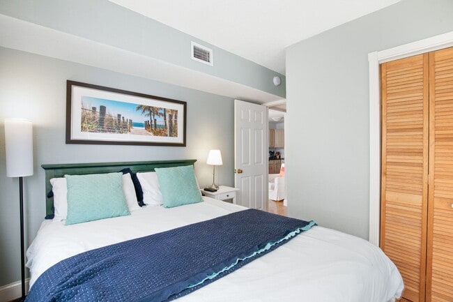 Building Photo - Beautifully Furnished 2-bedroom, 1-bathroom apartment 1 year lease