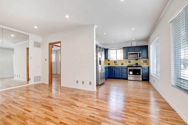 Building Photo - 807 5th St
