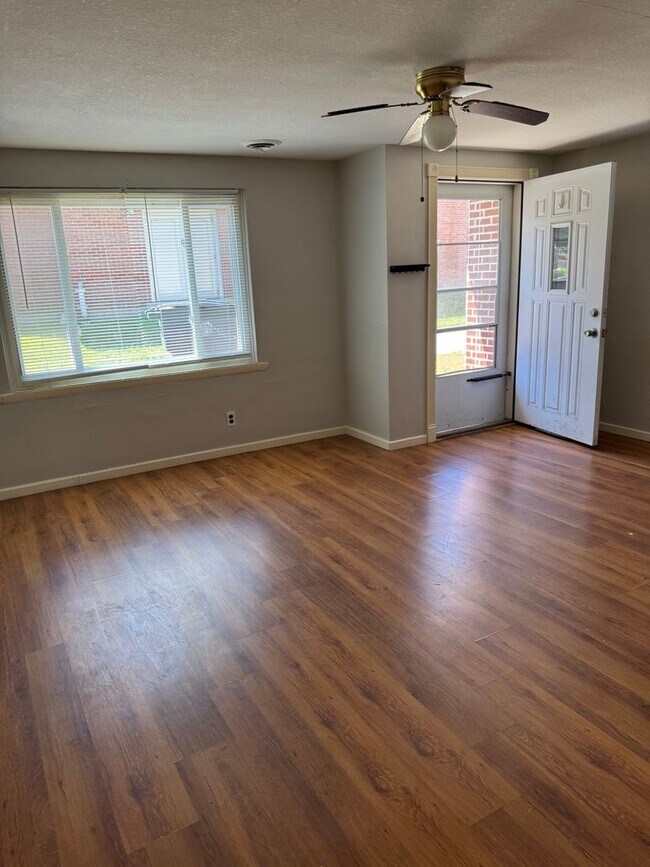 Foto del edificio - Cozy Two Bedroom Single Family Home