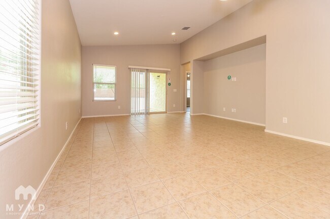 Foto del edificio - 2745 E Mews Rd