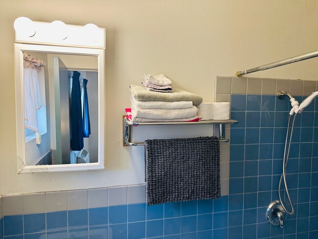 Building Photo - Furnished Studio Near Hospitals with WiFi, Cable TV and laundry