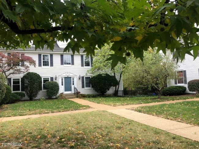 Building Photo - 2 br, 1 bath Condo - 801 N. Hanley B Unit B