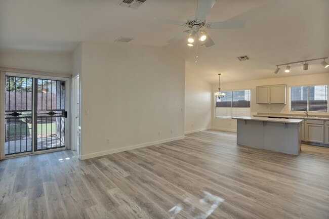 Building Photo - Very  nice quiet location near the 51 and ...