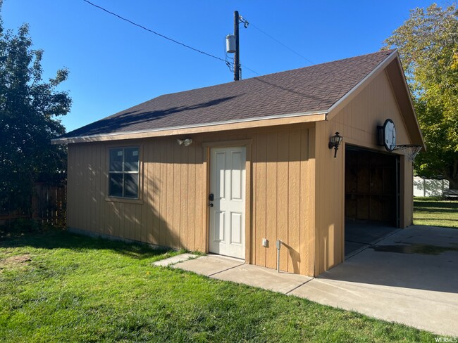 Building Photo - 300 S Larkin Ln