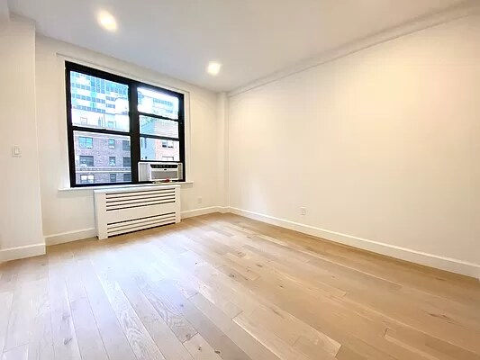 Building Photo - 150 E 48th St