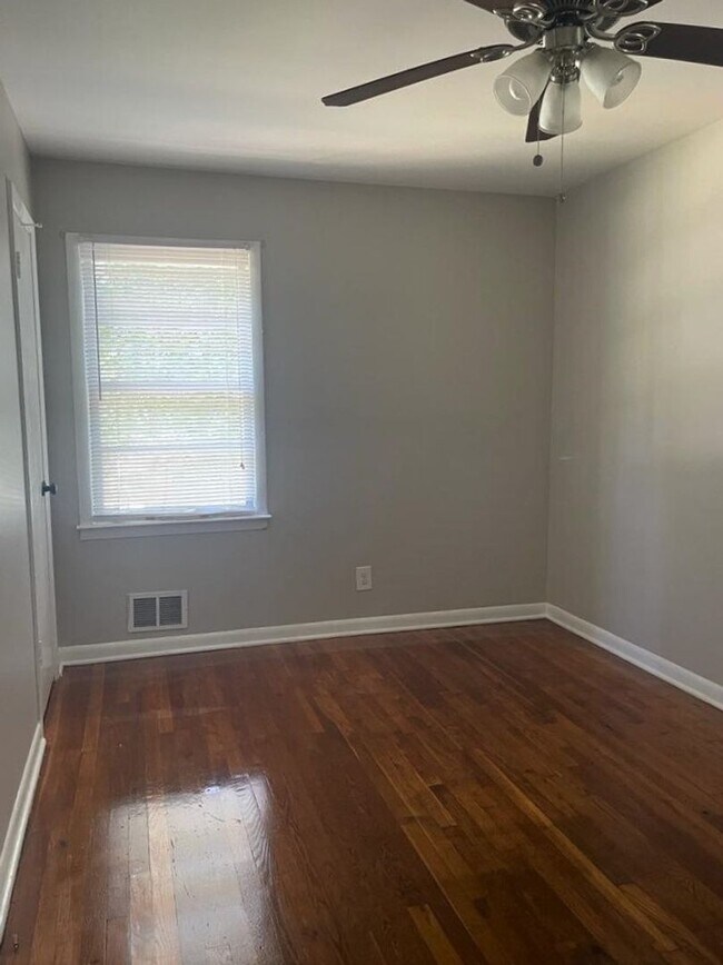Building Photo - Charming 3-Bedroom Home with Ample Space -...