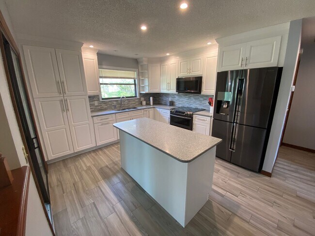 Building Photo - Beautiful 2/2/2 Deltona home