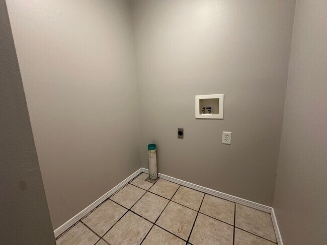 Foto del edificio - Welcome to this charming 3-bedroom, 2-bath...