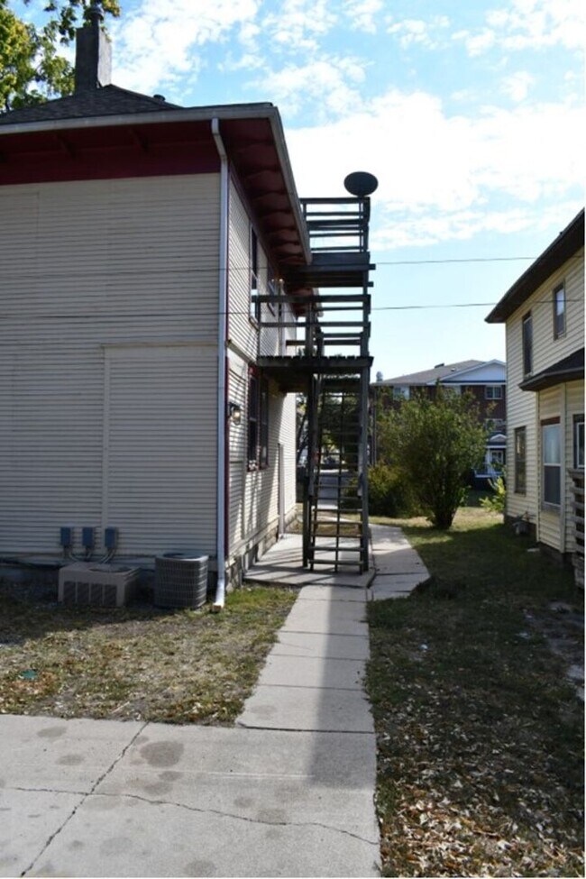 Building Photo - 2420 R Street