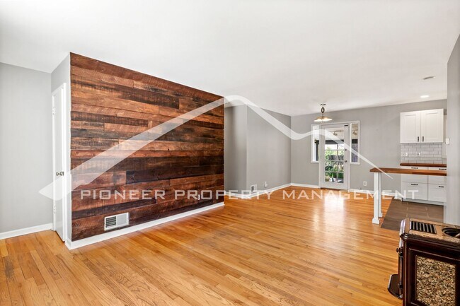 Foto del edificio - Charming Home with Central AC and Washer/D...