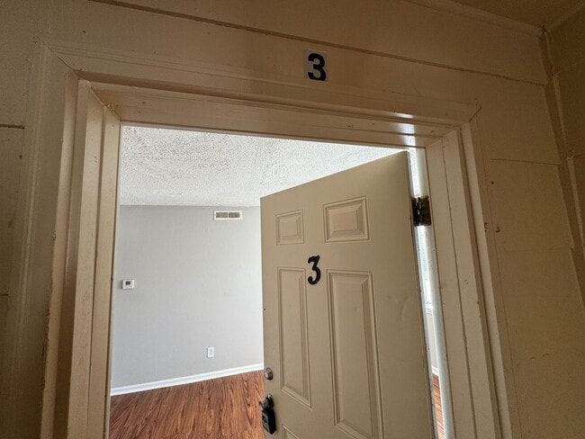 Building Photo - 908 4th Ave W