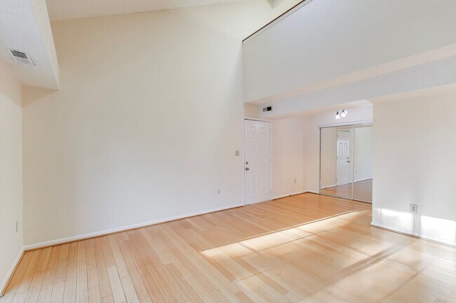 Foto del edificio - Top Floor 1-2 bed w/ a loft [ can be a 2nd BEDROOM] plus  1.5 Baths and SECURE GARAGE SPACE