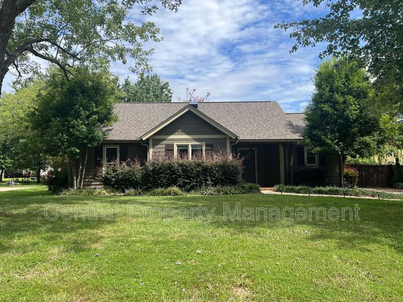 Photo - 203 Walker Way
