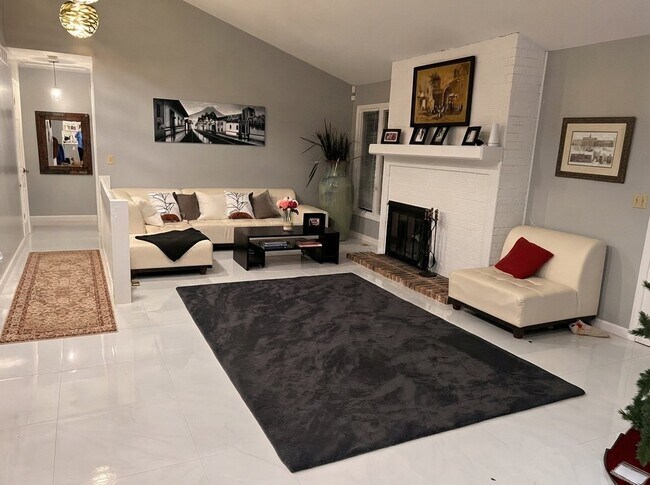 Foto del edificio - 2430 N Greenleaf St