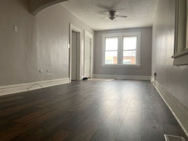 Building Photo - Cozy 3 Bedroom Off Broadway