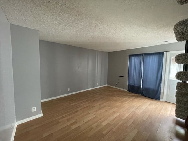 Building Photo - Spacious 2 bedroom Townhome