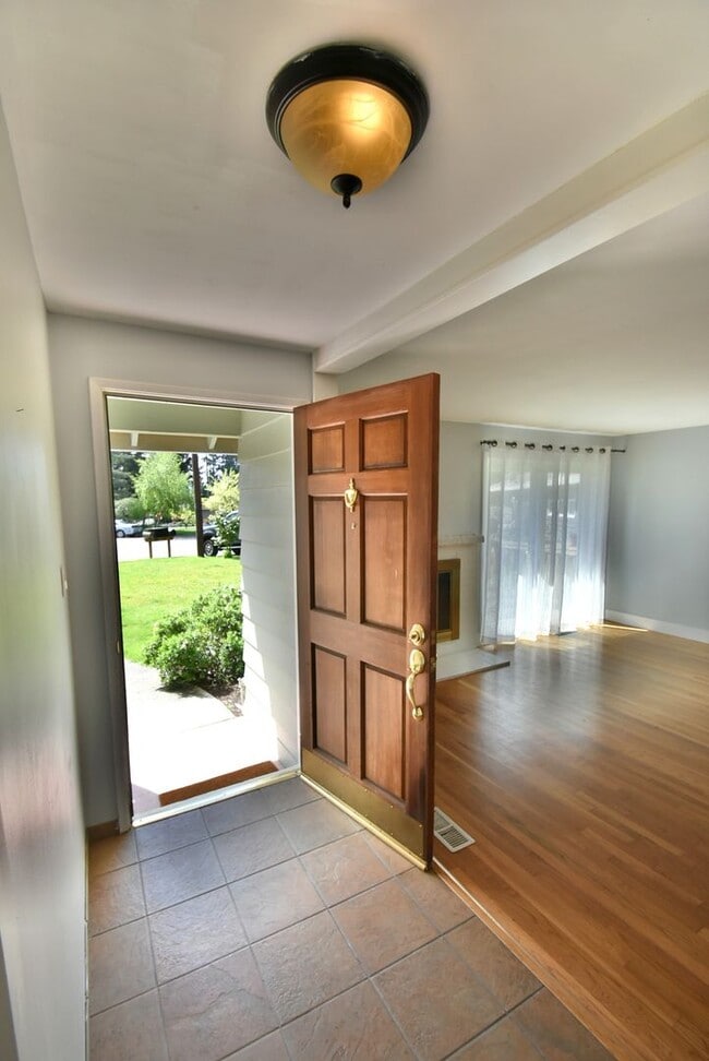 Building Photo - 3Bd/1.75Ba Bellevue House