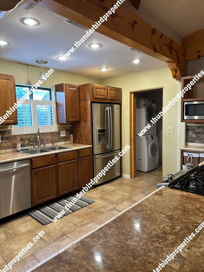 Foto del edificio - Gorgeous NE Heights Home