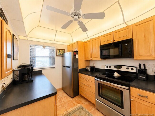 Building Photo - 7440 S Ocean Dr