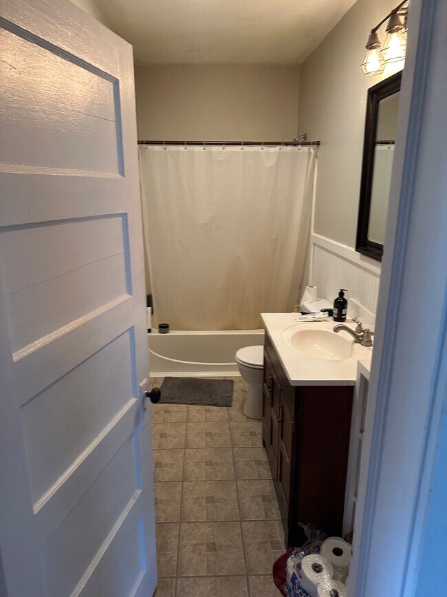 Foto del edificio - 297 River Rd