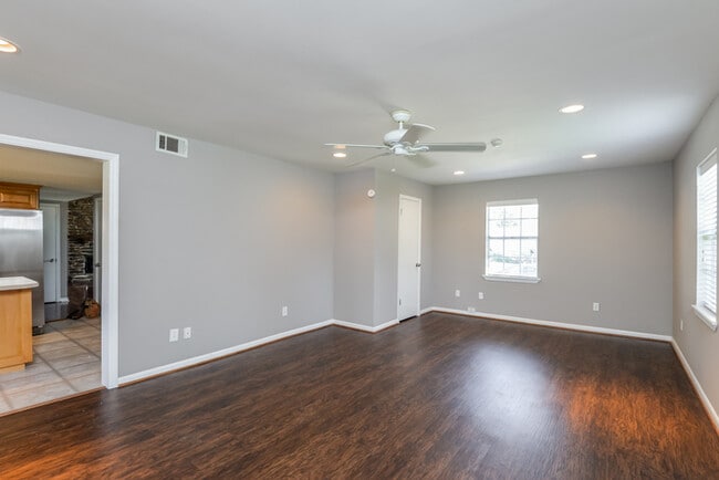 Foto del edificio - 6840 Briarwood Dr