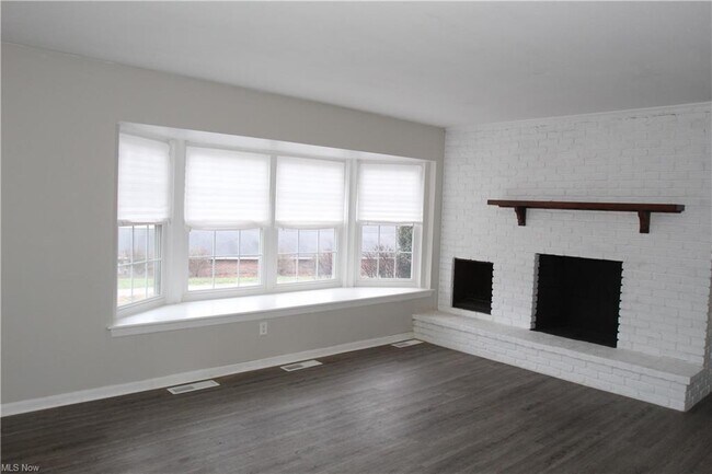 Building Photo - 6910 Carriage Hill Dr