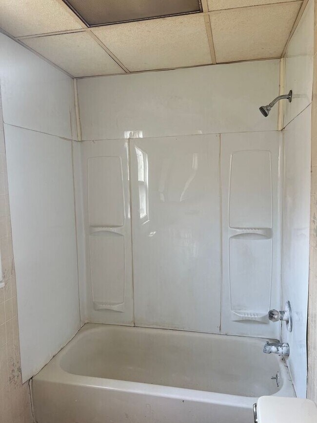 Foto del edificio - Large 4 bedroom Colonial- Section 8 Accepted- NO DEPOSIT SPECIAL