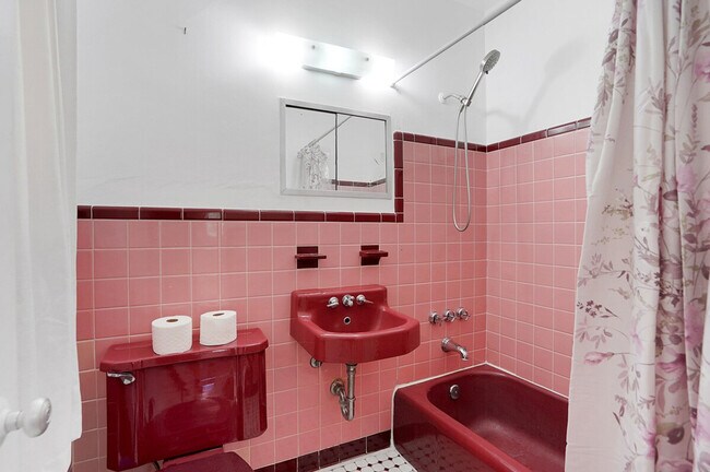 Building Photo - 1032 SW 10th Ave