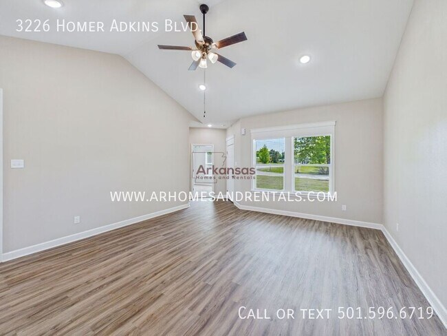 Foto del edificio - 3226 Homer Adkins Blvd