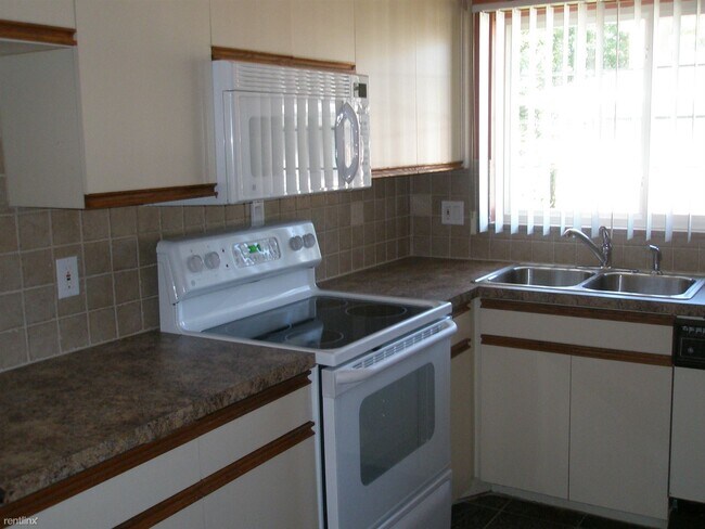 Building Photo - 2 br, 1.5 bath Condo - 449 N Eton St