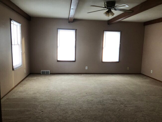 Spacious living room - 432 E Main St