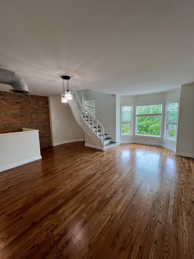 Building Photo - 119 S Paulina St