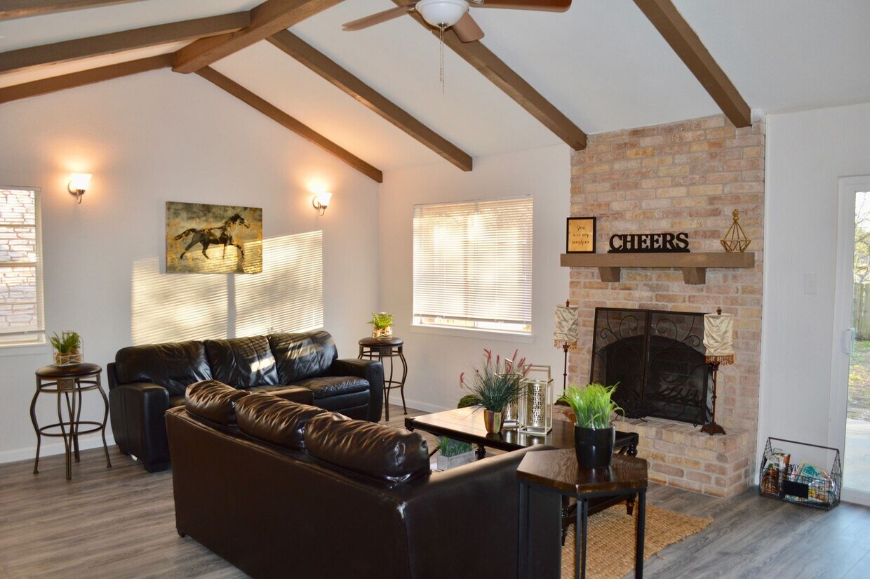 Primary Photo - Beautifully remodeled 4 bedroom 2 bath hom...