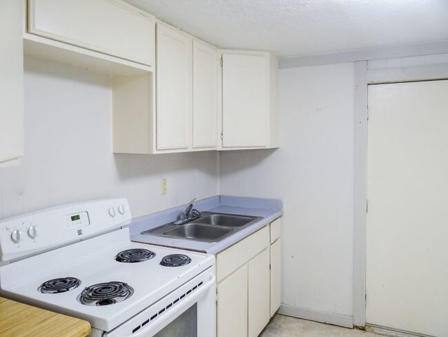 Building Photo - 2 Bedroom/ 1 Bath Duplex