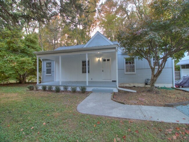 Building Photo - Recently Updated 2 Bedroom 2 Bath Home in ...