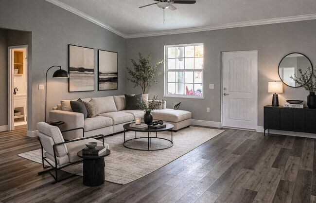 Building Photo - 528 SE 35th Ter