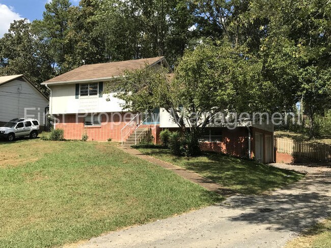 Building Photo - Rent Special on This 4 Bed House