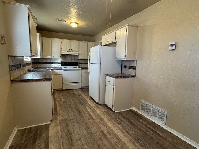 Foto del edificio - 2704 NW Friar Tuck Ln